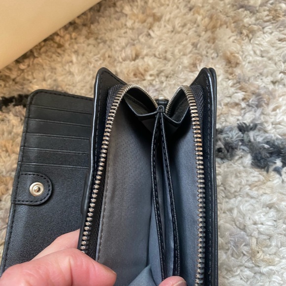 Small Black TUMI Wallet-has zipper and snap.  Many card sections, good condition - Picture 5 of 11